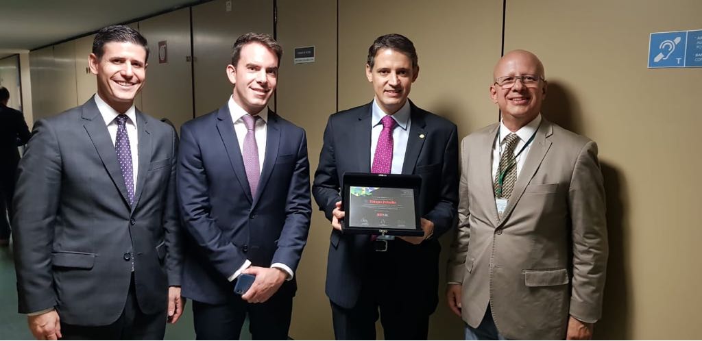 O deputado federal Thiago Peixoto (PSD-GO) foi homenageado em função do trabalho que tem feito no Congresso Nacional a favor da inovação e da tecnologia; ele foi nomeado embaixador honorário do Movimento Brasil, País Digital pela Associação Brasileira de Empresas de Software (ABES); “É importante esse reconhecimento, pois a Economia Digital faz cada vez mais parte de nossas vidas. Mas é fundamental destacar que, antes de qualquer coisa, temos que levar em consideração o que espera a sociedade e o que representa a inovação em seu cotidiano”, afirma Thiago (Foto: José Barbacena) O deputado federal Thiago Peixoto (PSD-GO) foi homenageado em função do trabalho que tem feito no Congresso Nacional a favor da inovação e da tecnologia; ele foi nomeado embaixador honorário do Movimento Brasil, País Digital pela Associação Brasileira de Empresas de Software (ABES); “É importante esse reconhecimento, pois a Economia Digital faz cada vez mais parte de nossas vidas. Mas é fundamental destacar que, antes de qualquer coisa, temos que levar em consideração o que espera a sociedade e o que representa a inovação em seu cotidiano”, afirma Thiago