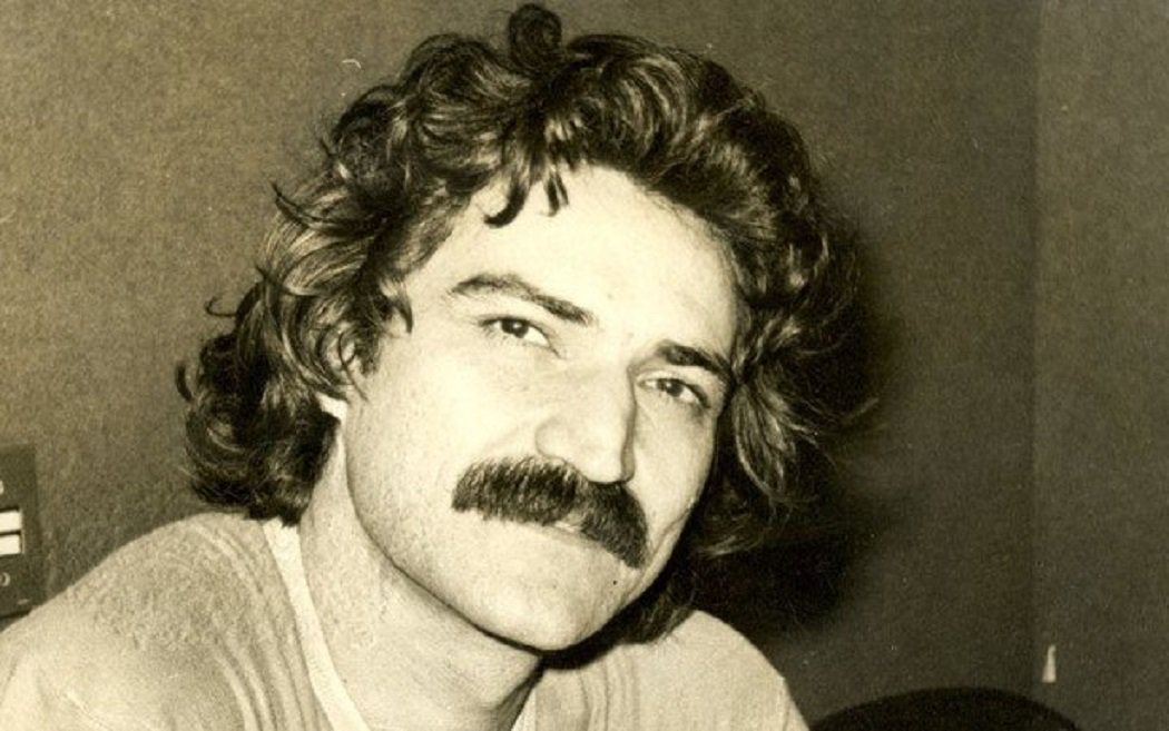 O linguista e colunista do 247 Gustavo Conde comenta algumas características da obra de Belchior, compositor morto há um ano; Conde afirma que "Belchior constrói scripts que conduzirão toda a sua obra de maneira quase obsessiva"; para o linguista, o compositor "lida com dicotomias retoricamente muito poderosas e geradoras de energia narrativa: o velho e o novo, o passado e o presente, o conhecido e o desconhecido, o contemplado e o contemplador, o cantor e o ouvinte, a origem e o fim, o popular e o erudito e a urgência e o vagar"; "esses contrários são as molas narrativas que lançam em cena um sujeito tomado por uma tensão filosófica incessante" conclui Conde (Foto: Gustavo Conde) O linguista e colunista do 247 Gustavo Conde comenta algumas características da obra de Belchior, compositor morto há um ano; Conde afirma que "Belchior constrói scripts que conduzirão toda a sua obra de maneira quase obsessiva"; para o linguista, o compositor "lida com dicotomias retoricamente muito poderosas e geradoras de energia narrativa: o velho e o novo, o passado e o presente, o conhecido e o desconhecido, o contemplado e o contemplador, o cantor e o ouvinte, a origem e o fim, o popular e o erudito e a urgência e o vagar"; "esses contrários são as molas narrativas que lançam em cena um sujeito tomado por uma tensão filosófica incessante" conclui Conde