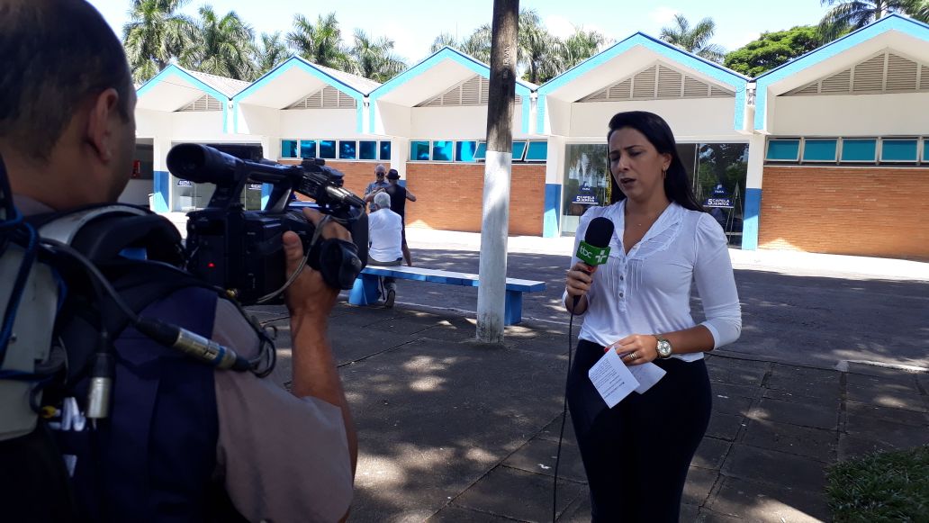 A equipe da nova TV Brasil Central já está no cemitério Jardim das Palmeiras para acompanhar o velório de José Mendonça Teles, um dos maiores escritores da história de Goiás, falecido no último sábado; a repórter Rafaela Bernardes vai entrar com flashes no decorrer da programação da emissora e vai entrevistar personalidades; aos 82 anos, Teles estava internado no Hospital do Rim, em Goiânia, para tratar de uma broncopneumonia, doença que surgiu em decorrência do Mal de Parkinson (Foto: José Barbacena) A equipe da nova TV Brasil Central já está no cemitério Jardim das Palmeiras para acompanhar o velório de José Mendonça Teles, um dos maiores escritores da história de Goiás, falecido no último sábado; a repórter Rafaela Bernardes vai entrar com flashes no decorrer da programação da emissora e vai entrevistar personalidades; aos 82 anos, Teles estava internado no Hospital do Rim, em Goiânia, para tratar de uma broncopneumonia, doença que surgiu em decorrência do Mal de Parkinson