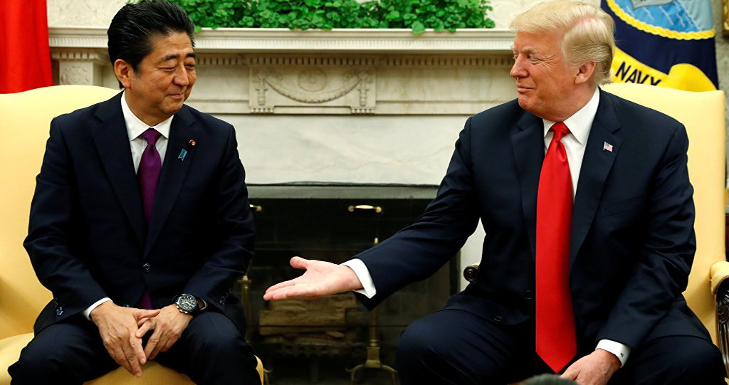 O presidente dos EUA, Donald Trump, disse ao primeiro-ministro do Japão, Shinzo Abe, que poderia enviar 25 milhões de mexicanos para seu país e fazê-lo perder uma eleição - uma das várias declarações estranhas que ele fez no encontro do G7, segundo o Wall Street Journal
(Foto: Leonardo Lucena)
O presidente dos EUA, Donald Trump, disse ao primeiro-ministro do Japão, Shinzo Abe, que poderia enviar 25 milhões de mexicanos para seu país e fazê-lo perder uma eleição - uma das várias declarações estranhas que ele fez no encontro do G7, segundo o Wall Street Journal