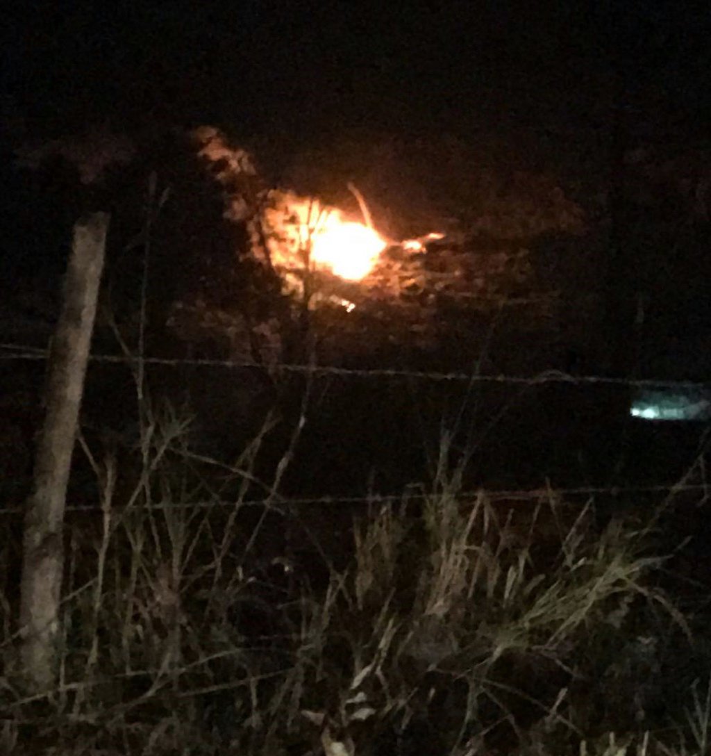 Um helicóptero caiu no começo da noite deste sábado (16) em Espírito Santo do Dourado (MG); de acordo com o Corpo de Bombeiros, a aeronave pertence a uma rede de bancos; segundo o capitão Ivan Santos Pereira Neto, dos bombeiros, a aeronave, identificada como Agusta A109 decolou de Nova Lima (MG), iria para o aeroporto de Congonhas, em São Paulo (SP) (Foto: Leonardo Lucena) Um helicóptero caiu no começo da noite deste sábado (16) em Espírito Santo do Dourado (MG); de acordo com o Corpo de Bombeiros, a aeronave pertence a uma rede de bancos; segundo o capitão Ivan Santos Pereira Neto, dos bombeiros, a aeronave, identificada como Agusta A109 decolou de Nova Lima (MG), iria para o aeroporto de Congonhas, em São Paulo (SP)