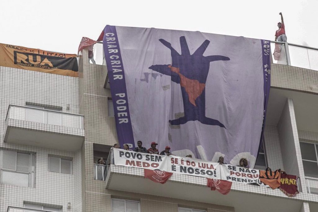 As imagens do triplex não deixam dúvidas quanto à fraude montada para incriminar Lula, que contou inclusive com o falso testemunho de um porteiro. Difícil conter a ânsia de vômito. Estamos ferrados diante de juízes e procuradores que se prestam a um papel como esse (Foto: Bepe Damasco) As imagens do triplex não deixam dúvidas quanto à fraude montada para incriminar Lula, que contou inclusive com o falso testemunho de um porteiro. Difícil conter a ânsia de vômito. Estamos ferrados diante de juízes e procuradores que se prestam a um papel como esse