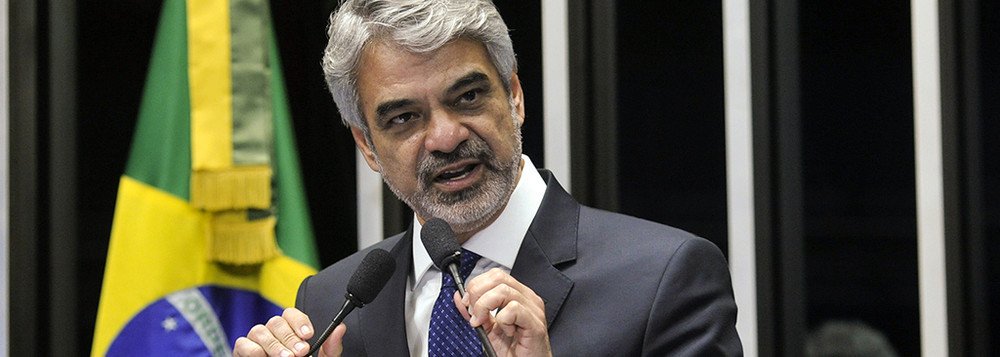 A pesquisa divulgada em Pernambuco, que mostra Lula com 59% das intenções de voto dos eleitores do Estado, contra míseros 11% do segundo colocado, Jair Bolsonaro (PSL-RJ); o líder da Oposição no Senado, Humberto Costa (PT-PE), acrescentou que Michel Temer “não é defendido nem pelos seus aliados, que fogem dele, agora, como o diabo foge da cruz” (Foto: Leonardo Lucena) A pesquisa divulgada em Pernambuco, que mostra Lula com 59% das intenções de voto dos eleitores do Estado, contra míseros 11% do segundo colocado, Jair Bolsonaro (PSL-RJ); o líder da Oposição no Senado, Humberto Costa (PT-PE), acrescentou que Michel Temer “não é defendido nem pelos seus aliados, que fogem dele, agora, como o diabo foge da cruz”