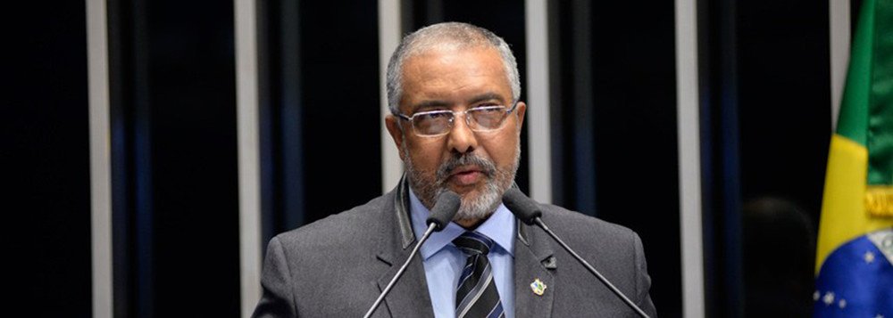 Senador Paulo Paim (PT-RS) defendeu a aprovação de um novo conjunto de leis que organize o mundo do trabalho, após a dita "reforma" trabalhista patrocinada pelo atual governo ter acarretado aumento do desemprego e do trabalho precário; "Em qualquer país capitalista do mundo, o movimento sindical é que faz a negociação, a conciliação, que busca o entendimento" (Foto: Leonardo Lucena) Senador Paulo Paim (PT-RS) defendeu a aprovação de um novo conjunto de leis que organize o mundo do trabalho, após a dita "reforma" trabalhista patrocinada pelo atual governo ter acarretado aumento do desemprego e do trabalho precário; "Em qualquer país capitalista do mundo, o movimento sindical é que faz a negociação, a conciliação, que busca o entendimento"