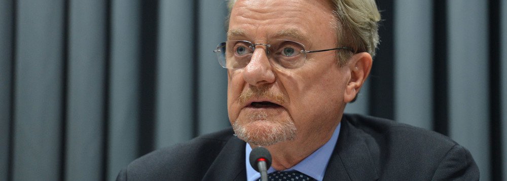“Em política, nenhuma decisão é em definitivo. Mas, se a decisão fosse hoje, o PSB não estaria com o PT”, afirmou o pré-candidato da sigla pessebista ao governo mineiro, Márcio Lacerda; também afirmou se tratar de uma “possibilidade remota” ser vice do presidenciável Ciro Gomes (PDT) (Foto: Leonardo Lucena) “Em política, nenhuma decisão é em definitivo. Mas, se a decisão fosse hoje, o PSB não estaria com o PT”, afirmou o pré-candidato da sigla pessebista ao governo mineiro, Márcio Lacerda; também afirmou se tratar de uma “possibilidade remota” ser vice do presidenciável Ciro Gomes (PDT)