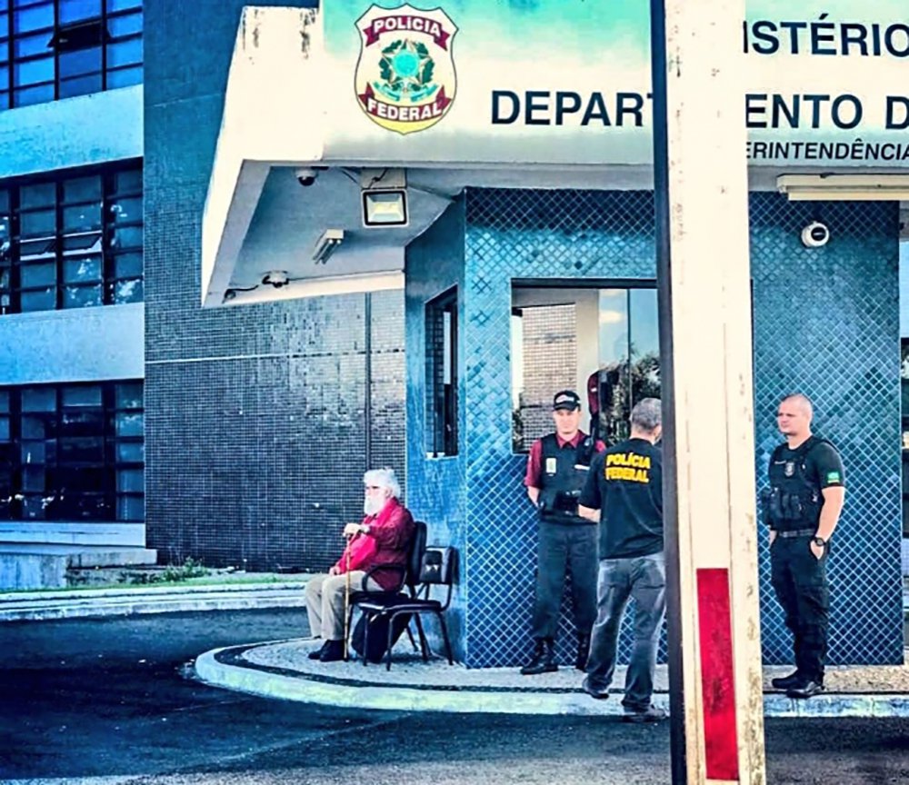 Eduardo Matysiak, autor da foto que mostra Leonardo Boff sentado na porta da Polícia Federal ao tentar visitar Lula e que está rodando o mundo, se diz contente com a repercussão da imagem, mas que ao mesmo tempo a cena o trouxe uma sensação de "tristeza e impotência". "É horrível o que fizeram" (Foto: Aquiles Lins) Eduardo Matysiak, autor da foto que mostra Leonardo Boff sentado na porta da Polícia Federal ao tentar visitar Lula e que está rodando o mundo, se diz contente com a repercussão da imagem, mas que ao mesmo tempo a cena o trouxe uma sensação de "tristeza e impotência". "É horrível o que fizeram"