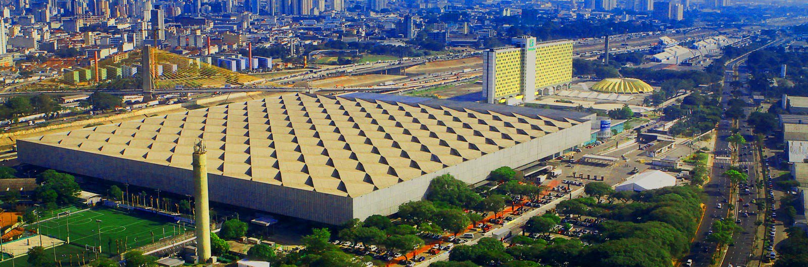 Vereadores de São Paulo aprovaram o projeto de lei que autoriza a privatização do complexo do Anhembi, zona norte da cidade; o projeto de lei define os parâmetros para a intervenção urbana na região, e vai permitir que o área construída do empreendimento passe de 1 milhão para 1,7 milhão de metros quadrados, quatro vezes a área do terreno (Foto: Gustavo Conde) Vereadores de São Paulo aprovaram o projeto de lei que autoriza a privatização do complexo do Anhembi, zona norte da cidade; o projeto de lei define os parâmetros para a intervenção urbana na região, e vai permitir que o área construída do empreendimento passe de 1 milhão para 1,7 milhão de metros quadrados, quatro vezes a área do terreno