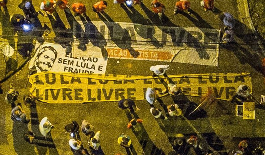 Em nota, a Comissão Executiva Nacional do Partido dos Trabalhadores afirma que o ataque a tiros contra o acampamento Marisa Letícia, que abriga militantes que defende a liberdade de Lula, "é mais um episódio de violência política contra a democracia e acontece um mês depois de tiros terem atingido ônibus da caravana Lula Pelo Brasil no interior do Paraná. Até agora não foram presos os autores dos disparos feitos no mês passado e tampouco os de ontem"; leia a íntegra (Foto: Gisele Federicce) Em nota, a Comissão Executiva Nacional do Partido dos Trabalhadores afirma que o ataque a tiros contra o acampamento Marisa Letícia, que abriga militantes que defende a liberdade de Lula, "é mais um episódio de violência política contra a democracia e acontece um mês depois de tiros terem atingido ônibus da caravana Lula Pelo Brasil no interior do Paraná. Até agora não foram presos os autores dos disparos feitos no mês passado e tampouco os de ontem"; leia a íntegra