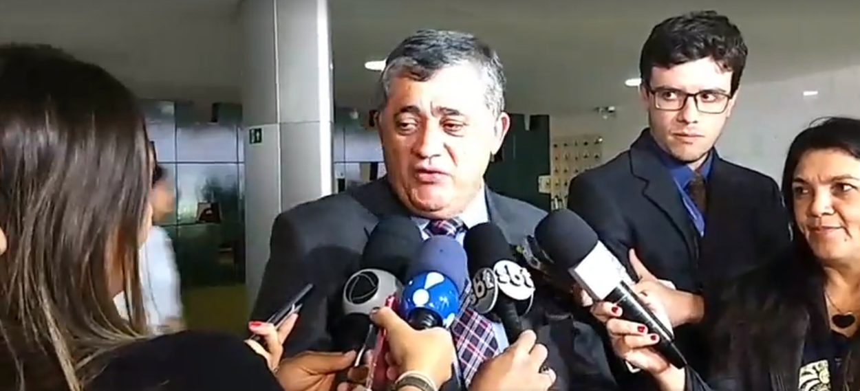 O deputado federal José Guimarães (PT-CE), líder da minoria na Câmara Federal, destaca a correção da decisão da segunda turma do Supremo Tribunal Federal de retirar do foro de Curitiba o processo contra o presidente Lula, que envolve supostas denúncias de reformas em um sítio de Atibaia que não pertence sequer, ao ex-presidente. E destacou que o supremo precisa, urgentemente, restaurar a ordem democrática e como corte suprema, tomar decisões à luz da Constituição (Foto: Fatima 247) O deputado federal José Guimarães (PT-CE), líder da minoria na Câmara Federal, destaca a correção da decisão da segunda turma do Supremo Tribunal Federal de retirar do foro de Curitiba o processo contra o presidente Lula, que envolve supostas denúncias de reformas em um sítio de Atibaia que não pertence sequer, ao ex-presidente. E destacou que o supremo precisa, urgentemente, restaurar a ordem democrática e como corte suprema, tomar decisões à luz da Constituição