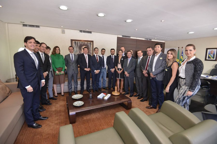 O presidente da Assembleia Legislativa, deputado José Vitti (PSDB), recebeu na tarde desta quarta-feira, 02, um grupo de advogados goianos liderado pelo pré-candidato à presidência da Ordem dos Advogados do Brasil – Seção Goiás (OAB-GO), o advogado criminalista Pedro Paulo de Medeiros; alguns deputados estaduais também participaram e discutiram assuntos relativos à categoria, como um projeto de Lei que trata do piso salarial dos advogados privados (Foto: José Barbacena) O presidente da Assembleia Legislativa, deputado José Vitti (PSDB), recebeu na tarde desta quarta-feira, 02, um grupo de advogados goianos liderado pelo pré-candidato à presidência da Ordem dos Advogados do Brasil – Seção Goiás (OAB-GO), o advogado criminalista Pedro Paulo de Medeiros; alguns deputados estaduais também participaram e discutiram assuntos relativos à categoria, como um projeto de Lei que trata do piso salarial dos advogados privados