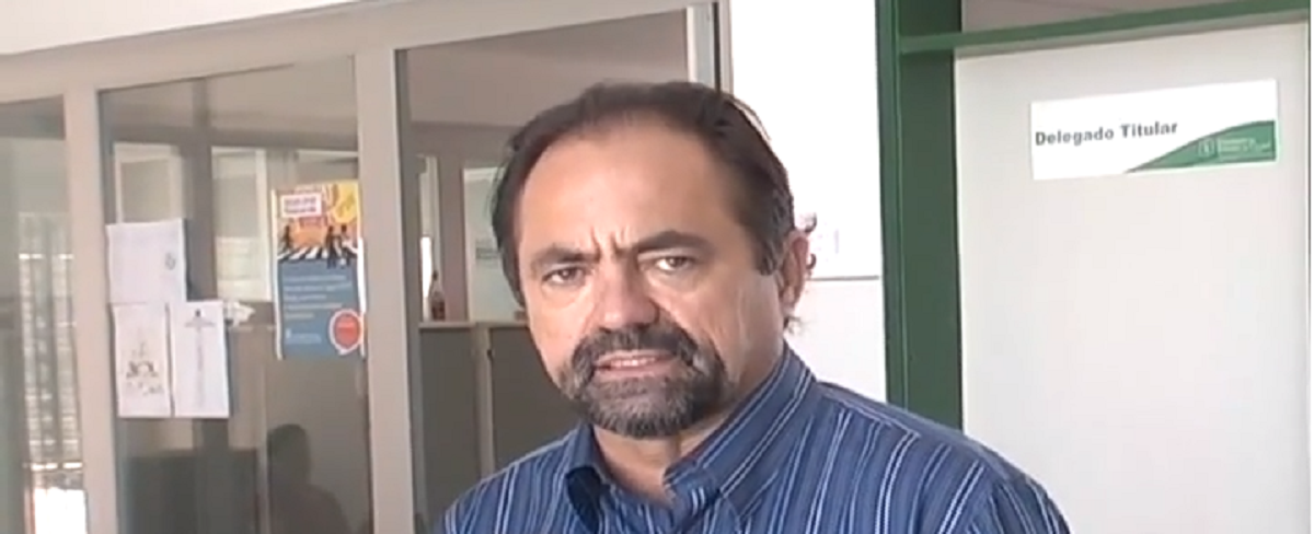 O delegado afastado do 34° Distrito Policial, Romério Moreira de Almeida foi hospitalizado na manhã de hoje. A Secretaria de Segurança Pública confirmou o incidente. Os indícios apontam que ele tentou o suicídio, com dois tiros. O delegado foi alvo ontem, da Operação "Renault 34", que investigava a atuação de bandidos ligados a facções criminosas no Ceará. Ele foi socorrido pelo SAMU ainda consciente e encaminhado para o IJF, onde está na UTI. (Foto: Fatima 247) O delegado afastado do 34° Distrito Policial, Romério Moreira de Almeida foi hospitalizado na manhã de hoje. A Secretaria de Segurança Pública confirmou o incidente. Os indícios apontam que ele tentou o suicídio, com dois tiros. O delegado foi alvo ontem, da Operação "Renault 34", que investigava a atuação de bandidos ligados a facções criminosas no Ceará. Ele foi socorrido pelo SAMU ainda consciente e encaminhado para o IJF, onde está na UTI.