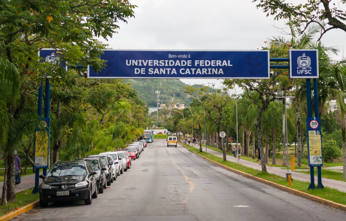 Relatório parcial da investigação da PF concluiu que professores e funcionários da instituição agiam no esquema; eles devem ser indiciados por peculato, lavagem de dinheiro, organização criminosa, entre outros crimes; caso gerou grande polêmica depois que o ex reitor da Universidade, Luiz Carlos Cancellier de Olivo, que chegou a ser preso por suspeita de participação no esquema, se suicidou em um shopping de Florianópolis (Foto: Voney Malta) Relatório parcial da investigação da PF concluiu que professores e funcionários da instituição agiam no esquema; eles devem ser indiciados por peculato, lavagem de dinheiro, organização criminosa, entre outros crimes; caso gerou grande polêmica depois que o ex reitor da Universidade, Luiz Carlos Cancellier de Olivo, que chegou a ser preso por suspeita de participação no esquema, se suicidou em um shopping de Florianópolis