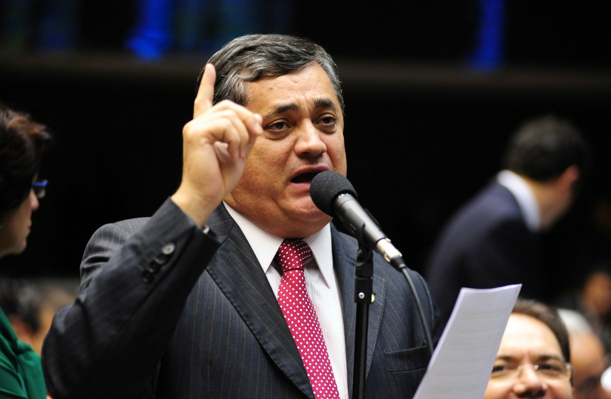 Em vídeo divulgado em suas redes sociais, o deputado federal José Guimarães (PT-CE) alerta para a situação em que o Brasil se encontra, “uma das piores dos últimos 20 anos” e diz que a insatisfação popular é reflexo da política do Governo Temer, que “não consegue fazer nada em benefício do povo”. “Aos poucos, o País vai se dando conta de que com o golpe que foi dado, os resultados que estão apresentando à sociedade brasileira são os piores possíveis” (Foto: Rodrigo Rocha) Em vídeo divulgado em suas redes sociais, o deputado federal José Guimarães (PT-CE) alerta para a situação em que o Brasil se encontra, “uma das piores dos últimos 20 anos” e diz que a insatisfação popular é reflexo da política do Governo Temer, que “não consegue fazer nada em benefício do povo”. “Aos poucos, o País vai se dando conta de que com o golpe que foi dado, os resultados que estão apresentando à sociedade brasileira são os piores possíveis”