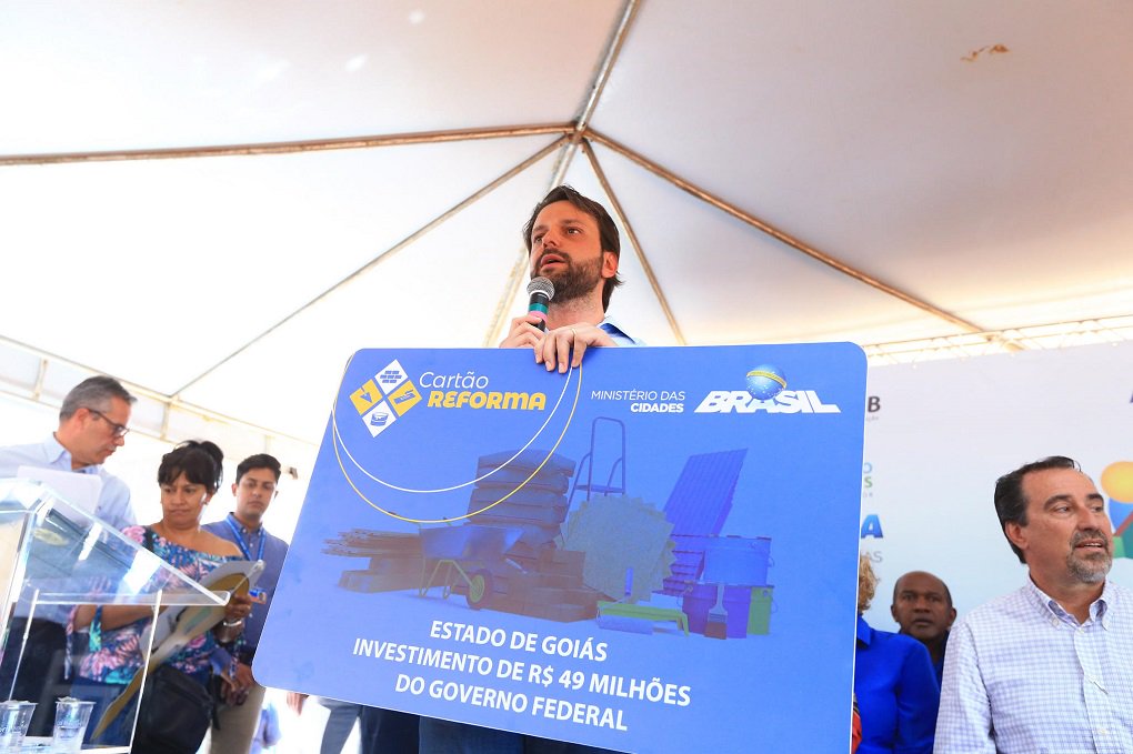 Goiás foi o Estado que mais recebeu recursos do programa Cartão Reforma, do governo federal, no período em que Alexandre Baldy está no Ministério das Cidades, ou seja: seis meses; de acordo com dados oficiais, 47 municípios goianos foram contemplados pelo programa. O investimento em Goiás foi de R$ 40,9 milhões; o Cartão Reforma foi criado já na gestão do presidente Michel Temer pelo ex-ministro das Cidades Bruno Araújo; Bruno inspirou-se no programa Cheque Mais Moradia, concebido em Goiás pelo ex-governador Marconi Perillo (PSDB) (Foto: José Barbacena) Goiás foi o Estado que mais recebeu recursos do programa Cartão Reforma, do governo federal, no período em que Alexandre Baldy está no Ministério das Cidades, ou seja: seis meses; de acordo com dados oficiais, 47 municípios goianos foram contemplados pelo programa. O investimento em Goiás foi de R$ 40,9 milhões; o Cartão Reforma foi criado já na gestão do presidente Michel Temer pelo ex-ministro das Cidades Bruno Araújo; Bruno inspirou-se no programa Cheque Mais Moradia, concebido em Goiás pelo ex-governador Marconi Perillo (PSDB)
