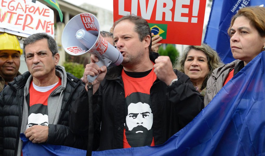 Durante o Ato Internacional de Solidariedade ao ex-presidente Lula que a CNTE promoveu em Curitiba, em conjunto com entidades internacionais que atuam na defesa da educação, David Edwards, secretário-geral da Internacional da Educação, ressalta a importância em defender a liberdade do ex-presidente; "O mundo sabe que Lula é um preso político", ressalta (Foto: Lais Gouveia) Durante o Ato Internacional de Solidariedade ao ex-presidente Lula que a CNTE promoveu em Curitiba, em conjunto com entidades internacionais que atuam na defesa da educação, David Edwards, secretário-geral da Internacional da Educação, ressalta a importância em defender a liberdade do ex-presidente; "O mundo sabe que Lula é um preso político", ressalta