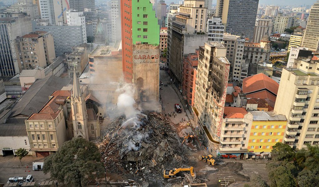 São Paulo 02 05 2018 Bombeiros trabalham na busca pelos desaparecidos e retirada dos destroços do predio que desabou da madrugada de ontem (1), em Saõ Paulo, no Largo do Paissandu.FOTO Rovena Rosa (Foto: Gustavo Conde) São Paulo 02 05 2018 Bombeiros trabalham na busca pelos desaparecidos e retirada dos destroços do predio que desabou da madrugada de ontem (1), em Saõ Paulo, no Largo do Paissandu.FOTO Rovena Rosa