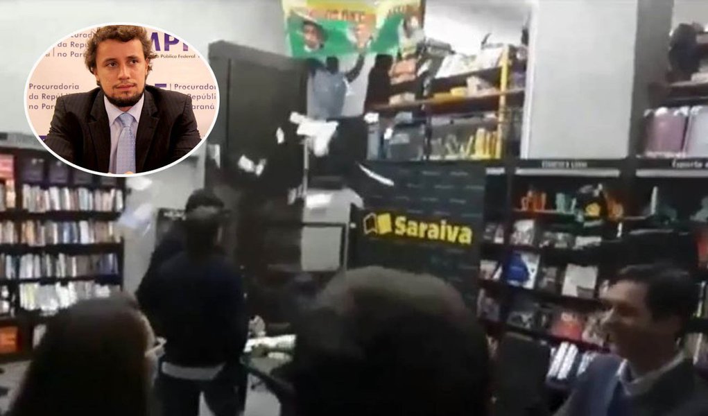 Um grupo de apoiadores do ex-presidente Lula realizou na noite dessa quinta-feira, 13, um protesto durante o lançamento do livro "O Amigo do Direito Penal", do procurador da República Diogo Castor de Mattos, integrante da força-tarefa da Operação Lava Jato; eles adentraram ao local ao som da melodia "Olê, olê, olê, olá... Lula, Lula!", e chamaram os procuradores de "inimigos da democracia"; procurador Carlos Fernando dos Santos Lima também estava no evento; vídeo (Foto: Aquiles Lins) Um grupo de apoiadores do ex-presidente Lula realizou na noite dessa quinta-feira, 13, um protesto durante o lançamento do livro "O Amigo do Direito Penal", do procurador da República Diogo Castor de Mattos, integrante da força-tarefa da Operação Lava Jato; eles adentraram ao local ao som da melodia "Olê, olê, olê, olá... Lula, Lula!", e chamaram os procuradores de "inimigos da democracia"; procurador Carlos Fernando dos Santos Lima também estava no evento; vídeo