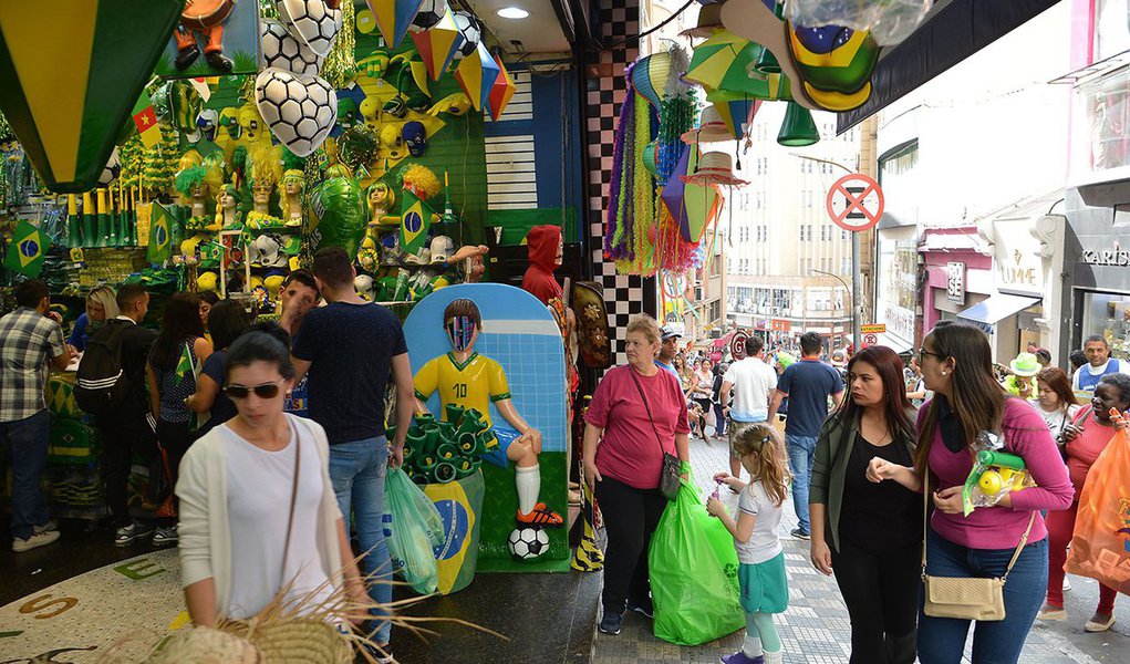 Vendas de artigos para Copa do Mundo 2018 na 25 de Março, região central de São Paulo.Foto Rovena Rosa/Agência Brasil (Foto: Leonardo Lucena) Vendas de artigos para Copa do Mundo 2018 na 25 de Março, região central de São Paulo.Foto Rovena Rosa/Agência Brasil