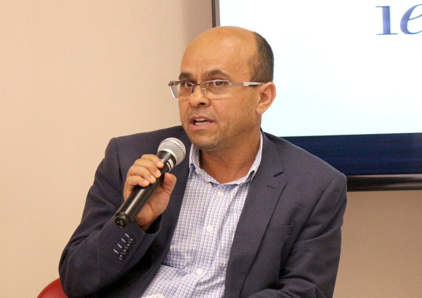 "Nunca antes na história da recente democracia brasileira uma eleição esteve tão perto e ao mesmo tempo tão distante como a de 2018. Tão incerta quanto aos candidatos e tão cheia de incertezas acerca do potencial de cada um deles e sujeita a fatos que fogem ao controle das variáveis da disputa política", avalia o professor de Ciência Política Marco Antônio Carvalho Teixeira, no Estadão (Foto: Aquiles Lins) "Nunca antes na história da recente democracia brasileira uma eleição esteve tão perto e ao mesmo tempo tão distante como a de 2018. Tão incerta quanto aos candidatos e tão cheia de incertezas acerca do potencial de cada um deles e sujeita a fatos que fogem ao controle das variáveis da disputa política", avalia o professor de Ciência Política Marco Antônio Carvalho Teixeira, no Estadão