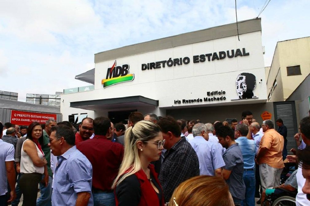 O Diretório Estadual MDB anunciou que requereu ao Tribunal Regional Eleitoral (TRE) representação contra a empresa SERPES e também a entrega imediata dos questionários respondidos do levantamento divulgado na edição de domingo, 10, do jornal O Popular; o partido informou que a decisão foi tomada depois que da notícia, admitida pelo próprio instituto, de que ouve um erro na coleta eletrônica e processamento dos dados”, que levou à anulação do resultado divulgado para o Senado. “O partido resolveu averiguar se não houve problemas semelhantes com os demais questionários”, disse o MDB (Foto: José Barbacena) O Diretório Estadual MDB anunciou que requereu ao Tribunal Regional Eleitoral (TRE) representação contra a empresa SERPES e também a entrega imediata dos questionários respondidos do levantamento divulgado na edição de domingo, 10, do jornal O Popular; o partido informou que a decisão foi tomada depois que da notícia, admitida pelo próprio instituto, de que ouve um erro na coleta eletrônica e processamento dos dados”, que levou à anulação do resultado divulgado para o Senado. “O partido resolveu averiguar se não houve problemas semelhantes com os demais questionários”, disse o MDB