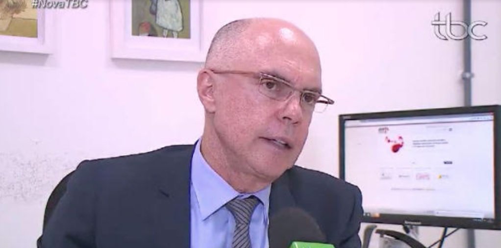 O promotor de Justiça Érico de Pina Cabral informou à nova TV Brasil Central, em 1ª mão, que vai tomar medidas duras contra o prefeito Iris Rezende (MDB) por causa do caos na rede pública de Saúde da Capital; uma destas medidas é denunciá-lo - ou à secretária de Saúde, Fátima Mrué - por improbidade administrativa; outra importante medida que o promotor promete levar à cabo é a despactuação entre Aparecida e Goiânia, ou seja: romper o contrato que hoje permite que Aparecida mande pacientes para Capital ao custo de R$ 180 milhões por ano; Érico de Pina entende que é melhor que o dinheiro seja depositado na conta da prefeitura de Aparecida para que, aí sim, seja usado no atendimento da população da cidade (Foto: José Barbacena) O promotor de Justiça Érico de Pina Cabral informou à nova TV Brasil Central, em 1ª mão, que vai tomar medidas duras contra o prefeito Iris Rezende (MDB) por causa do caos na rede pública de Saúde da Capital; uma destas medidas é denunciá-lo - ou à secretária de Saúde, Fátima Mrué - por improbidade administrativa; outra importante medida que o promotor promete levar à cabo é a despactuação entre Aparecida e Goiânia, ou seja: romper o contrato que hoje permite que Aparecida mande pacientes para Capital ao custo de R$ 180 milhões por ano; Érico de Pina entende que é melhor que o dinheiro seja depositado na conta da prefeitura de Aparecida para que, aí sim, seja usado no atendimento da população da cidade