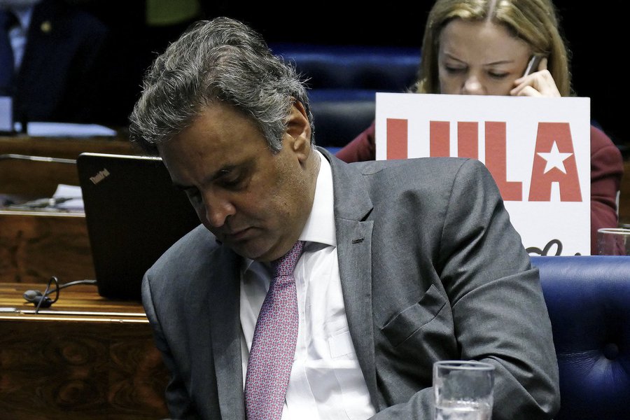 De acordo com levantamento realizado para o jornal Valor Econômico pela empresa .MAP, o apoio ao senador tucano nas redes sociais é inferior a 1%; o que se viu nas redes foi comemoração quanto à decisão do STF que tornou o ex-presidente do PSDB réu; no Twitter, é um dos temas mais debatidos no mundo e, às 19h, ocupava a quinta posição do trending topics mundial (Foto: Aquiles Lins) De acordo com levantamento realizado para o jornal Valor Econômico pela empresa .MAP, o apoio ao senador tucano nas redes sociais é inferior a 1%; o que se viu nas redes foi comemoração quanto à decisão do STF que tornou o ex-presidente do PSDB réu; no Twitter, é um dos temas mais debatidos no mundo e, às 19h, ocupava a quinta posição do trending topics mundial