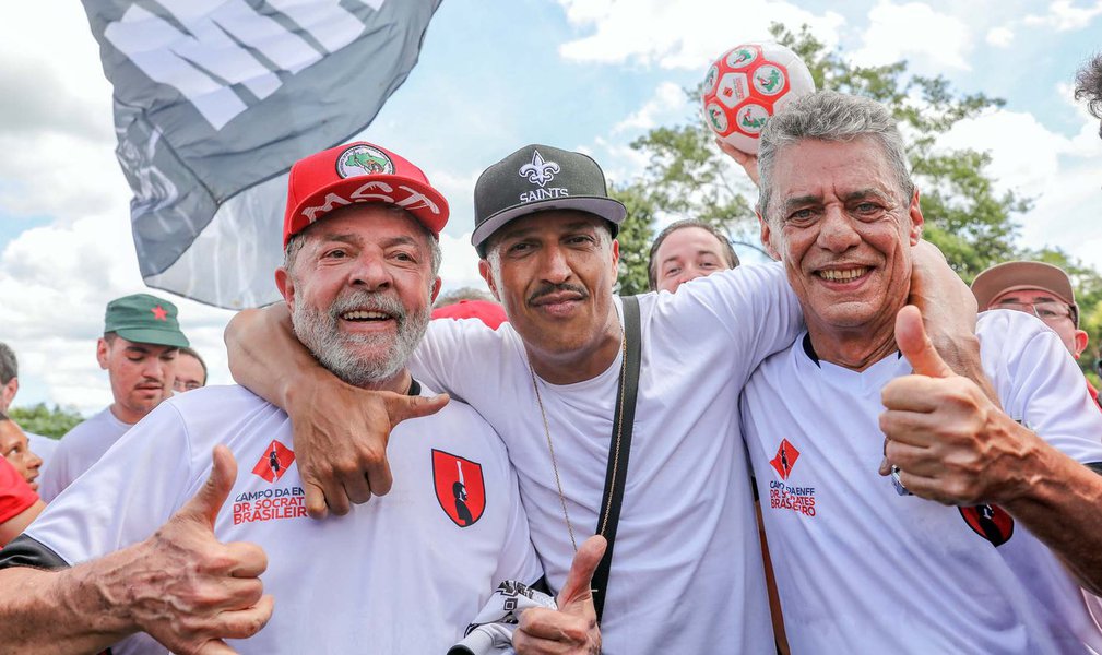 Guararema SP 23 12 2017 Mano Brown trouxe seu abraço de fim de ano e o desejo de um feliz 2018 para Lula e Chico Buarque depois do jogo de confraternização no estádio Socrates Brasileiro. Foto: Ricardo Stuckert (Foto: Aquiles Lins) Guararema SP 23 12 2017 Mano Brown trouxe seu abraço de fim de ano e o desejo de um feliz 2018 para Lula e Chico Buarque depois do jogo de confraternização no estádio Socrates Brasileiro. Foto: Ricardo Stuckert