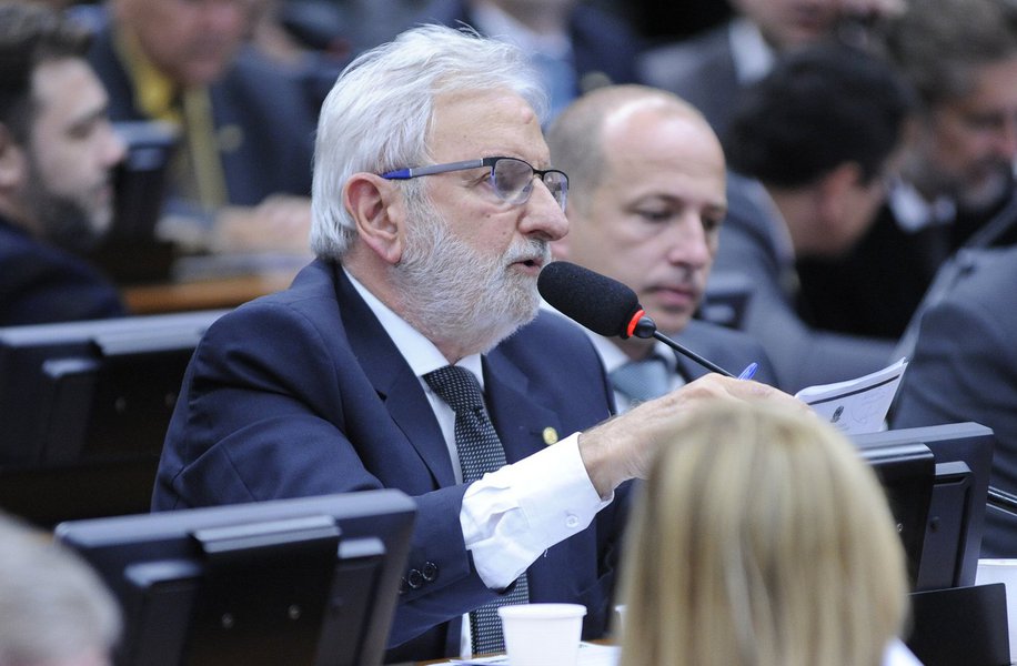O deputado federal Ivan Valente (Psol-SP) criticou o governo de Michel Temer no Twitter. "Levantamento feito pelo IBGE aponta que 1,2 milhão de casas começaram a usar lenha e carvão na produção de seus alimentos no lugar de gás. A tal 'ponte para o futuro' virou fumaça, país regrediu e a miséria aumentou, só não vê isso quem é conivente com o que foi feito em 2016", escreveu o parlamentar (Foto: Leonardo Lucena) O deputado federal Ivan Valente (Psol-SP) criticou o governo de Michel Temer no Twitter. "Levantamento feito pelo IBGE aponta que 1,2 milhão de casas começaram a usar lenha e carvão na produção de seus alimentos no lugar de gás. A tal 'ponte para o futuro' virou fumaça, país regrediu e a miséria aumentou, só não vê isso quem é conivente com o que foi feito em 2016", escreveu o parlamentar