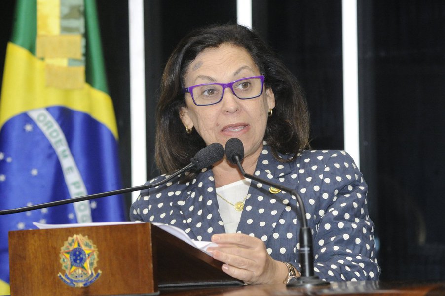A iniciativa da senadora Lídice da Mata (PSB-BA) prevê que nenhum serviço controlado pelo governo tenha reajuste anual maior do que a inflação medida pelo IPCA, calculado pelo IBGE, acumulado nos doze meses que antecedem ao reajuste; para ela, esta é uma regra simples e que, ao ser aprovada, deverá ser eficaz para garantir que as autoridades públicas favoreçam apenas aos interesses da maioria da população" (Foto: Leonardo Lucena) A iniciativa da senadora Lídice da Mata (PSB-BA) prevê que nenhum serviço controlado pelo governo tenha reajuste anual maior do que a inflação medida pelo IPCA, calculado pelo IBGE, acumulado nos doze meses que antecedem ao reajuste; para ela, esta é uma regra simples e que, ao ser aprovada, deverá ser eficaz para garantir que as autoridades públicas favoreçam apenas aos interesses da maioria da população"