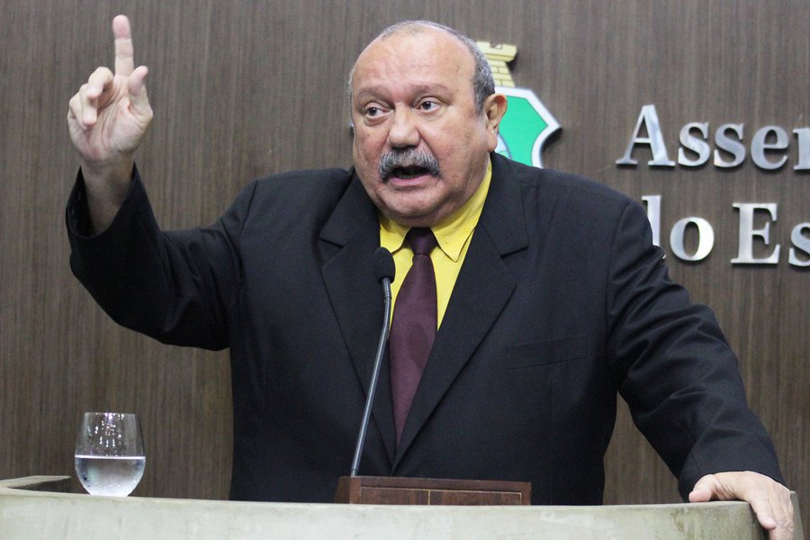 “Me desculpo aos que se sentiram feridos e ofendidos pelo que falei, mas aos que oportunizaram a minha fala, digo que ela foi eivada de verdades inabaláveis e irretocáveis”, declarou o deputado Fernando Hugo (PP) nesta terça-feira (17). O parlamentar lamentou que uma declaração dada em evento no último sábado (14) tenha sido utilizada de forma oportunista por críticos do Governo do Estado. Na ocasião, ele disse que se alguém conseguisse lhe provar que algum governo tenha investido mais em segurança do que o de Camilo, ele 'rasgaria o seu diploma de deputado e andaria nu na praça' (Foto: Rodrigo Rocha) “Me desculpo aos que se sentiram feridos e ofendidos pelo que falei, mas aos que oportunizaram a minha fala, digo que ela foi eivada de verdades inabaláveis e irretocáveis”, declarou o deputado Fernando Hugo (PP) nesta terça-feira (17). O parlamentar lamentou que uma declaração dada em evento no último sábado (14) tenha sido utilizada de forma oportunista por críticos do Governo do Estado. Na ocasião, ele disse que se alguém conseguisse lhe provar que algum governo tenha investido mais em segurança do que o de Camilo, ele 'rasgaria o seu diploma de deputado e andaria nu na praça'