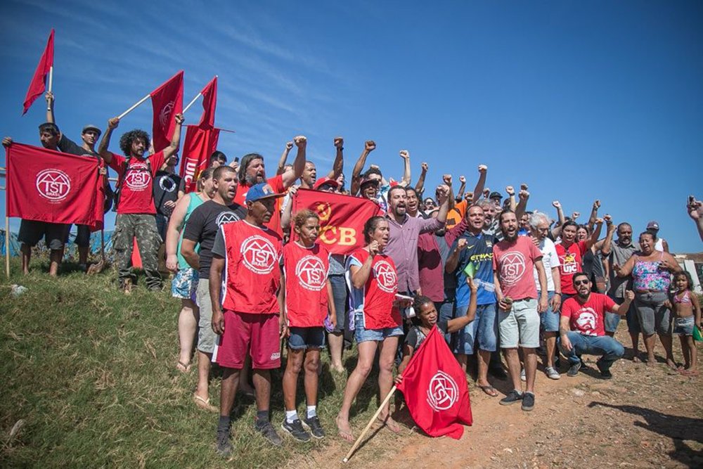 Em entrevista ao Sul 21, o líder do MTST e pré-candidato a presidente pelo PSOL, Guilherme Boulos, criticou o comportamento da elite brasileira, de setores da classe média alta. "É uma elite que pensa ainda com a cabeça da escravidão, que reproduz o capitalismo da Casa Grande. Não admite qualquer tipo de concessão, por menor que seja, para o andar debaixo da sociedade. É uma elite segregadora, do elevador de serviço, do quarto de empregada, rançosa, que não admite conviver com o povo. Ela tem povofobia. Esse é um comportamento de setores que se expressaram de maneira clara, no último período, na forma do debate político e até na presença nas ruas", diz ele (Foto: Aquiles Lins) Em entrevista ao Sul 21, o líder do MTST e pré-candidato a presidente pelo PSOL, Guilherme Boulos, criticou o comportamento da elite brasileira, de setores da classe média alta. "É uma elite que pensa ainda com a cabeça da escravidão, que reproduz o capitalismo da Casa Grande. Não admite qualquer tipo de concessão, por menor que seja, para o andar debaixo da sociedade. É uma elite segregadora, do elevador de serviço, do quarto de empregada, rançosa, que não admite conviver com o povo. Ela tem povofobia. Esse é um comportamento de setores que se expressaram de maneira clara, no último período, na forma do debate político e até na presença nas ruas", diz ele