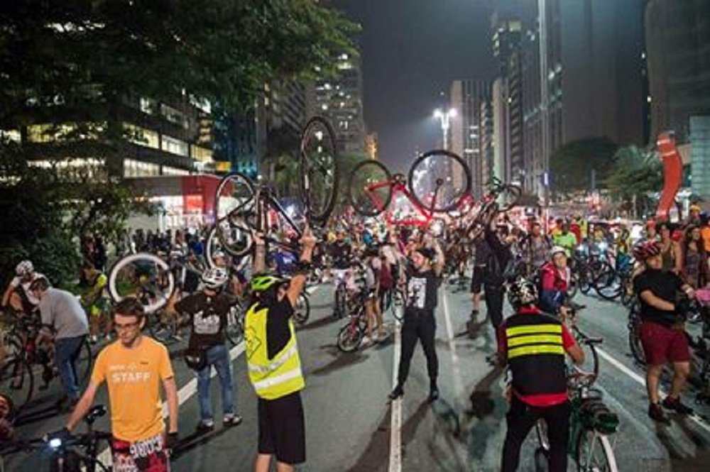 Na madrugada de ontem, o Movimento de Cicloativistas de São Paulo ocupou a Avenida Paulista contra as ações e declarações do prefeito Bruno Covas e lançou um manifesto; o tucano disse que “as ciclovias foram lançadas de forma aleatória na cidade, como orégano em pizza”; em resposta, o movimento promoveu a “Bicicletada do Orégano” que também questionou o corte de mais de 140 linhas de ônibus em uma licitação bilionária que nem chegou a ser debatida com a sociedade paulistana, informa Daniela Louzada, uma das coordenadoras do movimento (Foto: Gustavo Conde) Na madrugada de ontem, o Movimento de Cicloativistas de São Paulo ocupou a Avenida Paulista contra as ações e declarações do prefeito Bruno Covas e lançou um manifesto; o tucano disse que “as ciclovias foram lançadas de forma aleatória na cidade, como orégano em pizza”; em resposta, o movimento promoveu a “Bicicletada do Orégano” que também questionou o corte de mais de 140 linhas de ônibus em uma licitação bilionária que nem chegou a ser debatida com a sociedade paulistana, informa Daniela Louzada, uma das coordenadoras do movimento