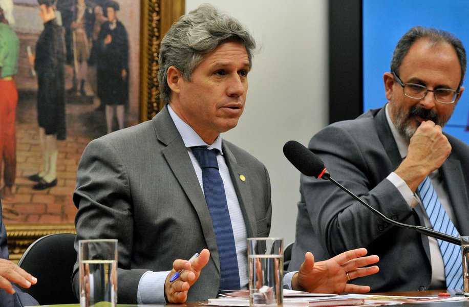 O deputado federal Paulo Teixeira (PT-SP) criticou a Justiça brasileira, após o STJ determinar o envio para a Justiça Eleitoral de São Paulo do inquérito que investiga o presidenciável do PSDB, Geraldo Alckmin, por uso de caixa 2; "A farsa no discurso da "lei para todos" foi escancarada", escreveu o parlamentar em sua conta no Twitter (Foto: Leonardo Lucena) O deputado federal Paulo Teixeira (PT-SP) criticou a Justiça brasileira, após o STJ determinar o envio para a Justiça Eleitoral de São Paulo do inquérito que investiga o presidenciável do PSDB, Geraldo Alckmin, por uso de caixa 2; "A farsa no discurso da "lei para todos" foi escancarada", escreveu o parlamentar em sua conta no Twitter