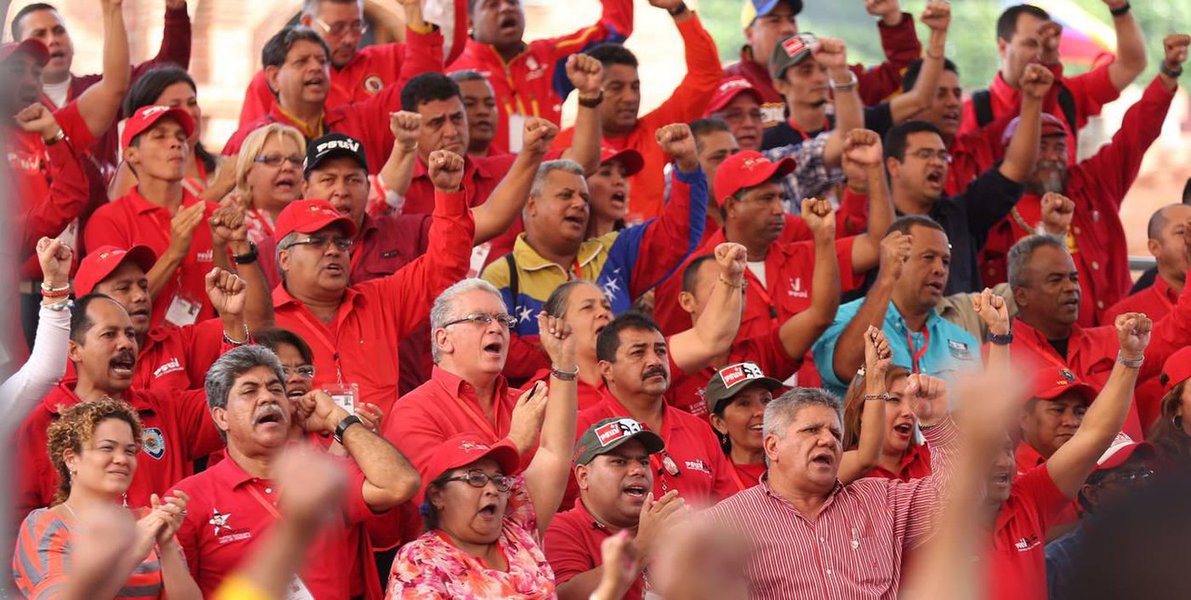 Fortalecido pela vitória eleitoral para presidente da República e conselhos legislativos estaduais e municipais de 20 de maio último, a legenda chavista PSUV - Partido Socialista Unido da Venezuela, aparece em primeiro lugar numa pesquisa sobre partidos políticos do país (Foto: Reinaldo) Fortalecido pela vitória eleitoral para presidente da República e conselhos legislativos estaduais e municipais de 20 de maio último, a legenda chavista PSUV - Partido Socialista Unido da Venezuela, aparece em primeiro lugar numa pesquisa sobre partidos políticos do país