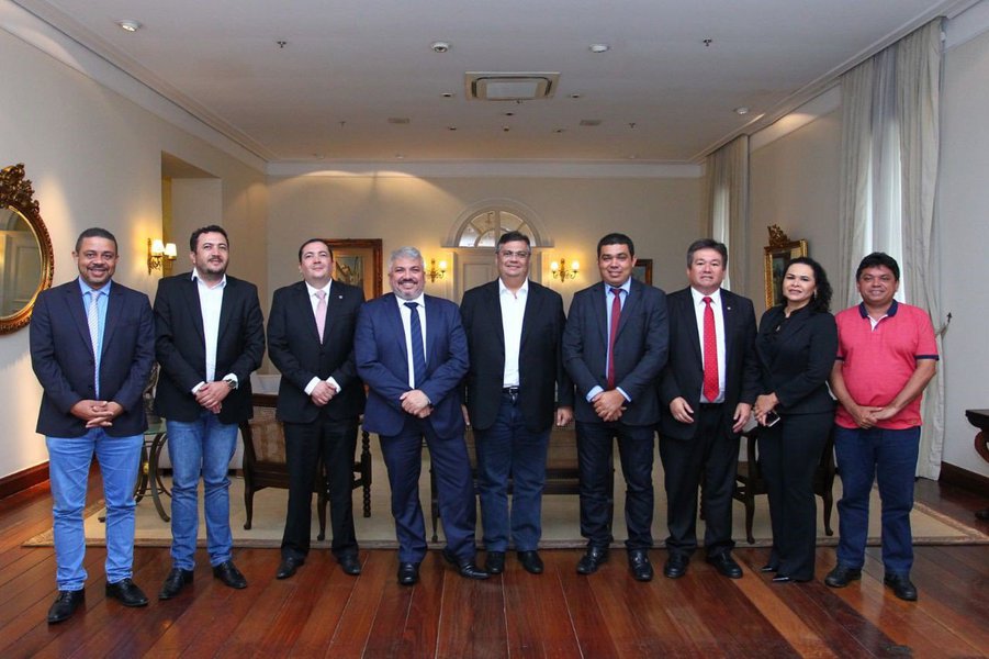 O governador Flávio Dino recebeu os deputados estaduais Oleno Matos e Soldado Sampaio, parlamentares do estado de Roraima, para debater experiências de governança e os programas de cunho social implantadas pela atual gestão; recentemente, Dino alcançou o primeiro lugar entre os governadores que mais cumpriram os compromissos de Governo, de acordo com levantamento nacional realizado pelo portal G1 (Foto: Voney Malta) O governador Flávio Dino recebeu os deputados estaduais Oleno Matos e Soldado Sampaio, parlamentares do estado de Roraima, para debater experiências de governança e os programas de cunho social implantadas pela atual gestão; recentemente, Dino alcançou o primeiro lugar entre os governadores que mais cumpriram os compromissos de Governo, de acordo com levantamento nacional realizado pelo portal G1