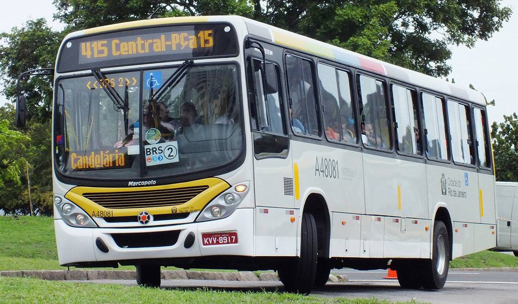 O promotor Rodrigo Terra acusou a Prefeitura do Rio de ignorar a determinação judicial ao tentar aumentar as passagens de ônibus na cidade; ele disse ainda que o preço deveria ter sido reduzido para compensar o aumento de R$ 0,20 concedido em 2015 para que toda a frota fosse climatizada, o que não aconteceu; reajuste previsto para entrar em vigor neste domingo (17) foi suspenso pela justiça (Foto: Voney Malta) O promotor Rodrigo Terra acusou a Prefeitura do Rio de ignorar a determinação judicial ao tentar aumentar as passagens de ônibus na cidade; ele disse ainda que o preço deveria ter sido reduzido para compensar o aumento de R$ 0,20 concedido em 2015 para que toda a frota fosse climatizada, o que não aconteceu; reajuste previsto para entrar em vigor neste domingo (17) foi suspenso pela justiça