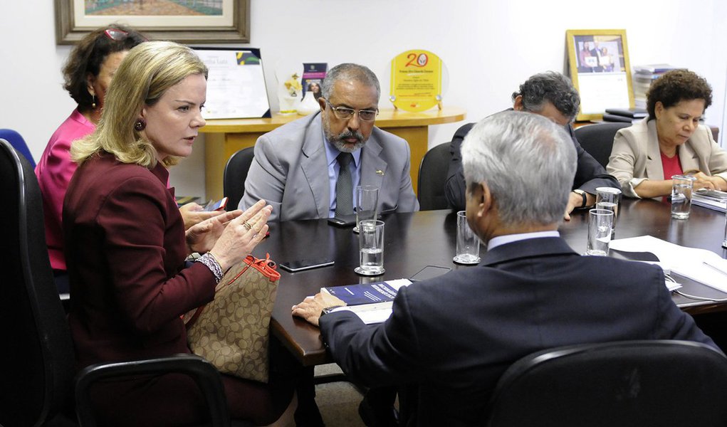 O PT ingressou com uma representação junto ao TSE visando a impugnação da pesquisa eleitoral realizada pelo Instituto Datafolha na qual o ex-presidente Lula – que foi condenado sem provas – não aparece no cartão principal; advogados do partido devem se reunir nesta sexta com o ministro relator do processo no TSE, Napoleão Nunes, para tratar da urgência do pedido de suspensão da divulgação dos dados da pesquisa; após a tentativa de calar Lula por meio de uma prisão sem provas, o golpe, agora, visa subverter a legislação eleitoral excluindo o candidato que lidera todas as pesquisas de intenção de voto em qualquer cenário político (Foto: Paulo Emílio) O PT ingressou com uma representação junto ao TSE visando a impugnação da pesquisa eleitoral realizada pelo Instituto Datafolha na qual o ex-presidente Lula – que foi condenado sem provas – não aparece no cartão principal; advogados do partido devem se reunir nesta sexta com o ministro relator do processo no TSE, Napoleão Nunes, para tratar da urgência do pedido de suspensão da divulgação dos dados da pesquisa; após a tentativa de calar Lula por meio de uma prisão sem provas, o golpe, agora, visa subverter a legislação eleitoral excluindo o candidato que lidera todas as pesquisas de intenção de voto em qualquer cenário político