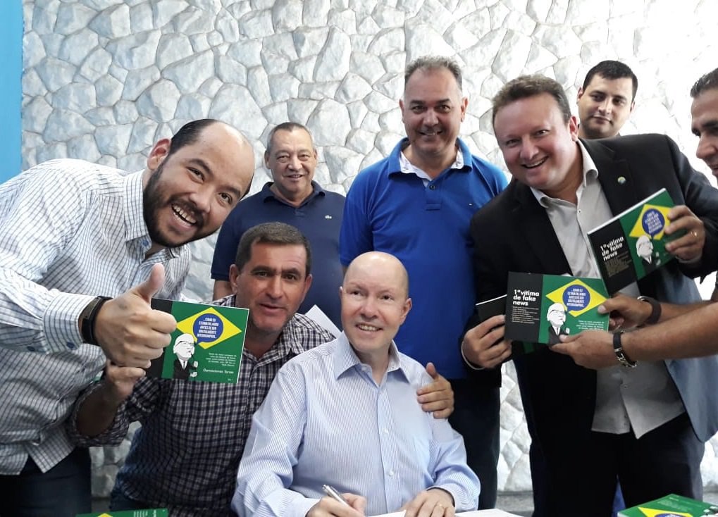 Mais uma legenda declarou apoio à pré-candidatura do procurador de Justiça Demóstenes Torres (PTB). O Patriota juntou-se nesta terça-feira,12, ao Partido Verde, Avante, PROS e ao próprio PTB e fecharam com Demóstenes; “Vamos caminhar com Demóstenes porque acreditamos no projeto dele. Ele é a esperança de Goiás para o Senado", disse o presidente regional do Patriota, Raniery Nunes da Silva. Ele afirmou que Demóstenes sempre foi um senador que atendeu as demandas dos partidos menores e ouvindo os municípios, do menor ao maior. "Vamos com Demóstenes até a vitória”, completou (Foto: José Barbacena) Mais uma legenda declarou apoio à pré-candidatura do procurador de Justiça Demóstenes Torres (PTB). O Patriota juntou-se nesta terça-feira,12, ao Partido Verde, Avante, PROS e ao próprio PTB e fecharam com Demóstenes; “Vamos caminhar com Demóstenes porque acreditamos no projeto dele. Ele é a esperança de Goiás para o Senado", disse o presidente regional do Patriota, Raniery Nunes da Silva. Ele afirmou que Demóstenes sempre foi um senador que atendeu as demandas dos partidos menores e ouvindo os municípios, do menor ao maior. "Vamos com Demóstenes até a vitória”, completou