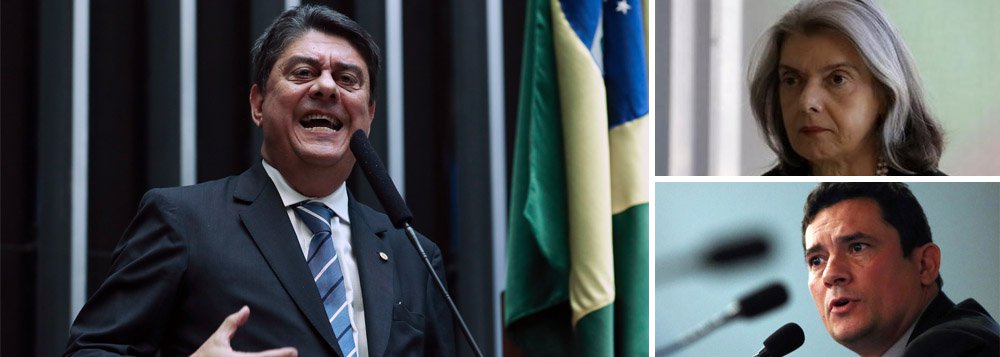 Embora o pedido de punição de Moro, por ter grampeado a presidente Dilma, assinado por PT, PSB e PCdoB esteja na pauta de hoje do Conselho Nacional de Justiça, o deputado Wadih Damous, um dos autores da ação não acredita que será julgado hoje: "Entra e sai da pauta direto. Quando completar dois anos eu vou mandar um bolo para a Cármen Lúcia" (Foto: Paulo Emílio) Embora o pedido de punição de Moro, por ter grampeado a presidente Dilma, assinado por PT, PSB e PCdoB esteja na pauta de hoje do Conselho Nacional de Justiça, o deputado Wadih Damous, um dos autores da ação não acredita que será julgado hoje: "Entra e sai da pauta direto. Quando completar dois anos eu vou mandar um bolo para a Cármen Lúcia"