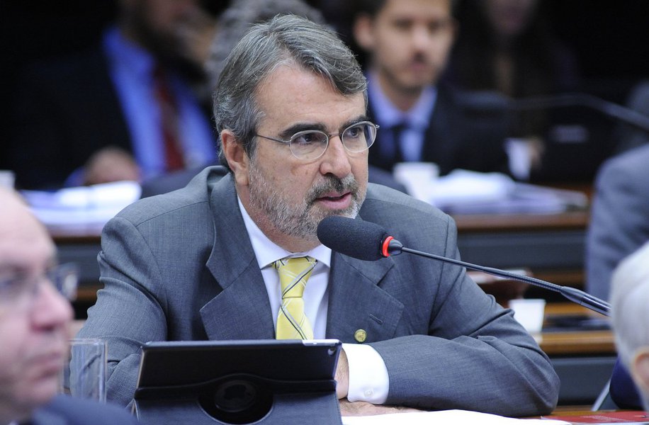 O deputado federal Henrique Fontana (PT-RS) lamentou os tiros contra o acampamento em favor do ex-presidente Lula em Curitiba (PR); "Precisamos combater a intolerância, a violência e a fascistização da política. Os responsáveis pelos tiros são aqueles que incitam o ódio contra Lula e a esquerda", escreveu o parlamentar no Twitter (Foto: Leonardo Lucena) O deputado federal Henrique Fontana (PT-RS) lamentou os tiros contra o acampamento em favor do ex-presidente Lula em Curitiba (PR); "Precisamos combater a intolerância, a violência e a fascistização da política. Os responsáveis pelos tiros são aqueles que incitam o ódio contra Lula e a esquerda", escreveu o parlamentar no Twitter