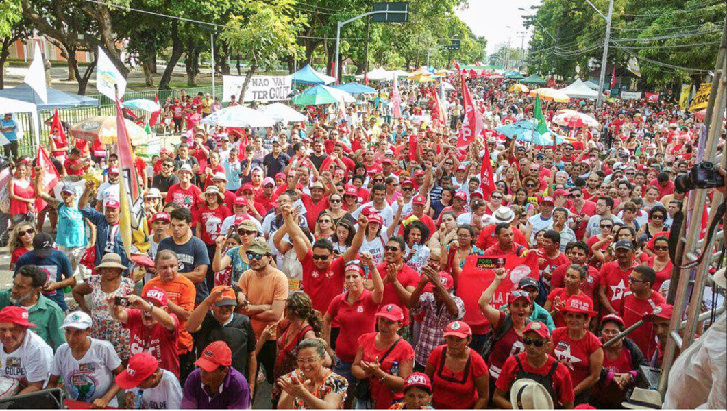 As frentes Brasil Popular e Povo Sem Medo realizam nesta terça-feira (17) uma manifestação pela liberdade do ex-presidente Lula e pelos dois anos de resistência ao golpe que tirou Dilma Rousseff da presidência. O “Ato Lula Livre” ocorre no acampamento montado na Praça Murilo Borges (da Justiça Federal), com concentração a partir das 15h (Foto: Rodrigo Rocha) As frentes Brasil Popular e Povo Sem Medo realizam nesta terça-feira (17) uma manifestação pela liberdade do ex-presidente Lula e pelos dois anos de resistência ao golpe que tirou Dilma Rousseff da presidência. O “Ato Lula Livre” ocorre no acampamento montado na Praça Murilo Borges (da Justiça Federal), com concentração a partir das 15h