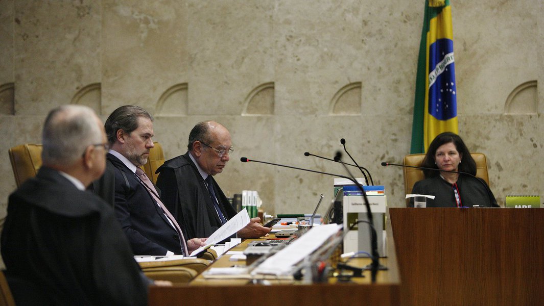 O Supremo Tribunal Federal decidiu nesta quinta-feira 3 restringir o foro por prorrogativa de função, conhecido como foro privilegiado, para deputados e senadores; por 7 votos a 4, os ministros decidiram que os parlamentares só podem responder a um processo na Corte se as infrações penais ocorreram em razão da função e cometidas durante o mandato; caso contrário, os processos deverão ser remetidos para a primeira instância da Justiça (Foto: Gisele Federicce) O Supremo Tribunal Federal decidiu nesta quinta-feira 3 restringir o foro por prorrogativa de função, conhecido como foro privilegiado, para deputados e senadores; por 7 votos a 4, os ministros decidiram que os parlamentares só podem responder a um processo na Corte se as infrações penais ocorreram em razão da função e cometidas durante o mandato; caso contrário, os processos deverão ser remetidos para a primeira instância da Justiça