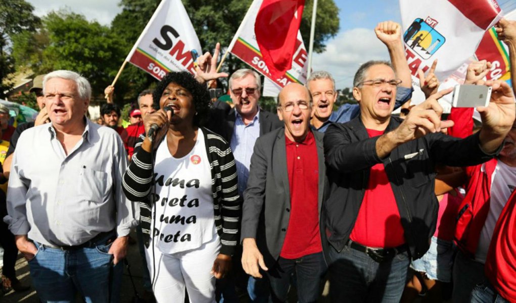"Curitiba se chama resistência e este acampamento tem trazido gente de todo mundo para dar seu testemunho, seu bom dia, boa noite àquele grande líder (Lula), que está preso, mas está ouvindo a voz do povo brasileiro", disse a deputada federal Benedita da Silva (PT-RJ); assista ao vídeo (Foto: Leonardo Lucena) "Curitiba se chama resistência e este acampamento tem trazido gente de todo mundo para dar seu testemunho, seu bom dia, boa noite àquele grande líder (Lula), que está preso, mas está ouvindo a voz do povo brasileiro", disse a deputada federal Benedita da Silva (PT-RJ); assista ao vídeo