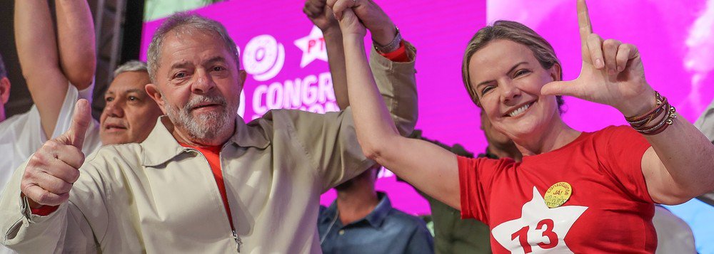 A presidente nacional do PT, senadora Gleisi Hoffmann (PR), também afirmou que "Lula é grande demais para ficar encarcerado. Único lugar correto de Lula é nas ruas, é solto"; segundo a parlamentar, se Lula "fosse bandido, não teríamos vigília permanente na PF. Nenhum criminoso recebe tanta solidariedade"; a congressista criticou a juíza Carolina Lebbos, que proibiu o médico do ex-presidente de visitá-lo; "Extrapolou suas funções" (Foto: Leonardo Lucena) A presidente nacional do PT, senadora Gleisi Hoffmann (PR), também afirmou que "Lula é grande demais para ficar encarcerado. Único lugar correto de Lula é nas ruas, é solto"; segundo a parlamentar, se Lula "fosse bandido, não teríamos vigília permanente na PF. Nenhum criminoso recebe tanta solidariedade"; a congressista criticou a juíza Carolina Lebbos, que proibiu o médico do ex-presidente de visitá-lo; "Extrapolou suas funções"