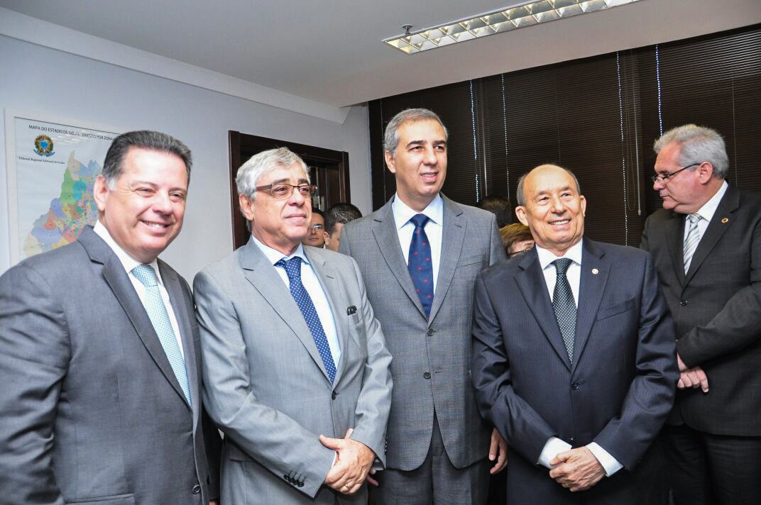 Desembargador Carlos Hipólito Escher assumiu como novo presidente do TRE Goiás; ele que substitui o desembargador Kisleu Dias Maciel Filho; “Há desafios anunciados e não somente no momento político social em que vivemos. Um deles, parafraseando o ministro Luiz Fux, é o dilema para a Justiça Eleitoral em realizar um estudo eficaz para impedir que as Fakes News tenham visibilidade”, afirmou Carlos Escher; governador José Eliton e o ex-governador Marconi Perillo participaram da solenidade (Foto: José Barbacena) Desembargador Carlos Hipólito Escher assumiu como novo presidente do TRE Goiás; ele que substitui o desembargador Kisleu Dias Maciel Filho; “Há desafios anunciados e não somente no momento político social em que vivemos. Um deles, parafraseando o ministro Luiz Fux, é o dilema para a Justiça Eleitoral em realizar um estudo eficaz para impedir que as Fakes News tenham visibilidade”, afirmou Carlos Escher; governador José Eliton e o ex-governador Marconi Perillo participaram da solenidade