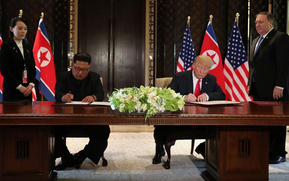 Em encontro cordial e produtivo, considerado histórico por ser o primeiro em sete décadas entre os dois países, os presidentes Kim Jong-un, da República Popular Democrática da Coreia (RPDC), e Donald Trump, dos Estados Unidos, deram um passo fundamental para o estabelecimento de relações e a almejada desnuclearização da Península Coreana (Foto: Reinaldo) Em encontro cordial e produtivo, considerado histórico por ser o primeiro em sete décadas entre os dois países, os presidentes Kim Jong-un, da República Popular Democrática da Coreia (RPDC), e Donald Trump, dos Estados Unidos, deram um passo fundamental para o estabelecimento de relações e a almejada desnuclearização da Península Coreana