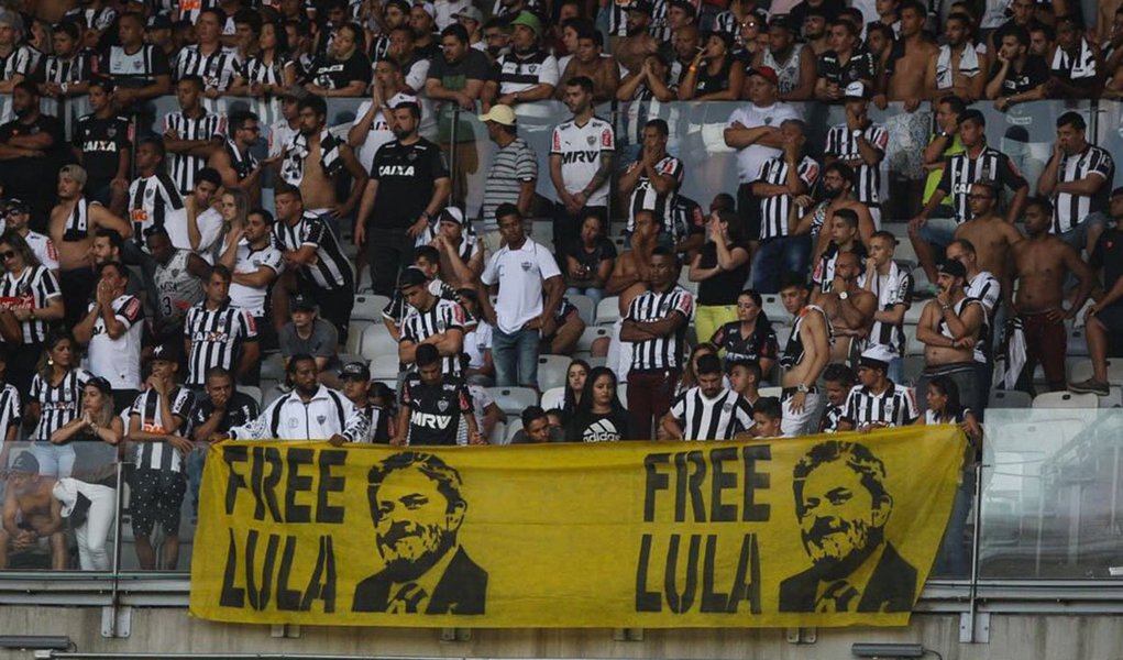 Mais um "milagre" de Lula. Eu, como são-paulino, jamais torceria para o Corinthians. Mas desta vez, não pensei duas vezes. Na final do Campeonato Paulista, eu era Corinthians. Não apenas para ser contra um time burguês, bancado por cifras milionárias de um empresa de fontes duvidosas que compra os melhores jogadores. Desta vez fui Corinthians por Lula (Foto: Luiz Fernando Padulla) Mais um "milagre" de Lula. Eu, como são-paulino, jamais torceria para o Corinthians. Mas desta vez, não pensei duas vezes. Na final do Campeonato Paulista, eu era Corinthians. Não apenas para ser contra um time burguês, bancado por cifras milionárias de um empresa de fontes duvidosas que compra os melhores jogadores. Desta vez fui Corinthians por Lula