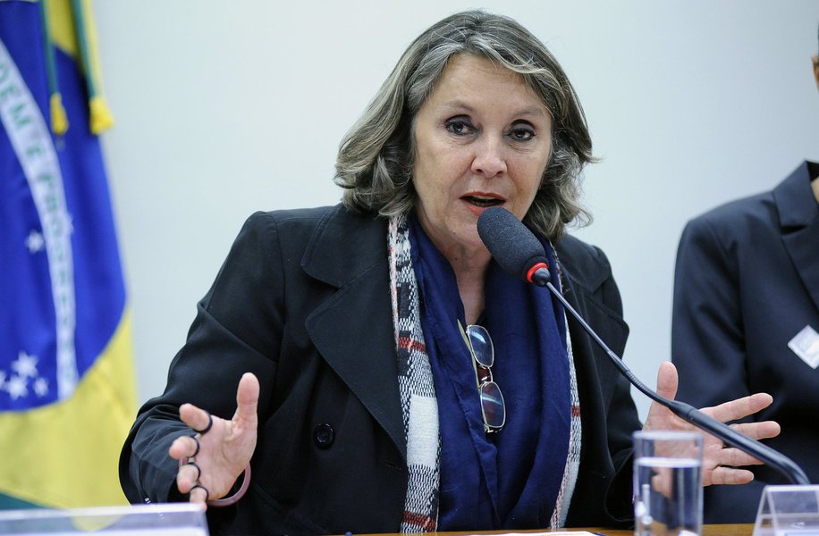 "Ñ é perseguição? Judiciário: - Adiou julgamento de Aécio (PSDB); - Anulou depoimento de réu q citou Richa (PSDB); - Pediu arquivamento de inquérito contra Aloysio Nunes (PSDB); - Pediu arquivamento do cartel do metrô nos governos do PSDB de SP; - Marcou julgamento de Gleisi (PT)", escreveu no Twitter a deputada Erika Kokay (PT-DF) (Foto: Leonardo Lucena) "Ñ é perseguição? Judiciário: - Adiou julgamento de Aécio (PSDB); - Anulou depoimento de réu q citou Richa (PSDB); - Pediu arquivamento de inquérito contra Aloysio Nunes (PSDB); - Pediu arquivamento do cartel do metrô nos governos do PSDB de SP; - Marcou julgamento de Gleisi (PT)", escreveu no Twitter a deputada Erika Kokay (PT-DF)