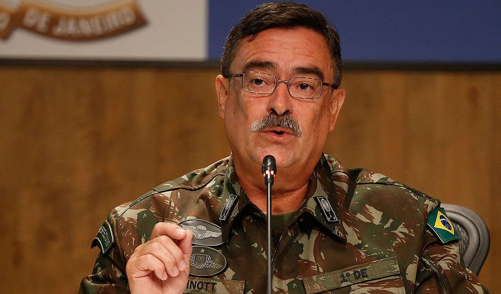 Rio de Janeiro - O interventor federal na segurança pública do Rio de Janeiro, general Walter Braga Netto, concede entrevista coletiva à imprensa e apresenta o chefe do Gabinete de Intervenção Federal, o general Mauro Sinott (Tânia Rêgo/Agência Brasil) (Foto: Voney Malta) Rio de Janeiro - O interventor federal na segurança pública do Rio de Janeiro, general Walter Braga Netto, concede entrevista coletiva à imprensa e apresenta o chefe do Gabinete de Intervenção Federal, o general Mauro Sinott (Tânia Rêgo/Agência Brasil)