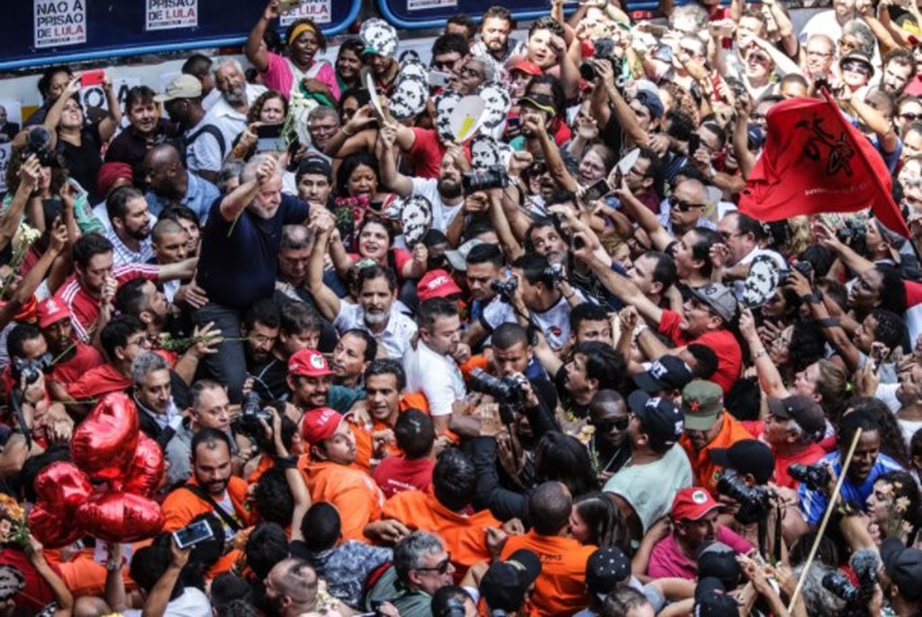 Mesmo que Lula permaneça preso e que nenhum tucano sofra as mesmas consequências, a mensagem de Lula deu certo. Mesmo com as críticas que existem ao PT, o plano lulista e o projeto de poder popular funcionaram. Se não tivessem funcionado, São Bernardo não teria fervido naquela sexta e naquele sábado quentes de abril
(Foto: Pedro Zambarda)
Mesmo que Lula permaneça preso e que nenhum tucano sofra as mesmas consequências, a mensagem de Lula deu certo. Mesmo com as críticas que existem ao PT, o plano lulista e o projeto de poder popular funcionaram. Se não tivessem funcionado, São Bernardo não teria fervido naquela sexta e naquele sábado quentes de abril